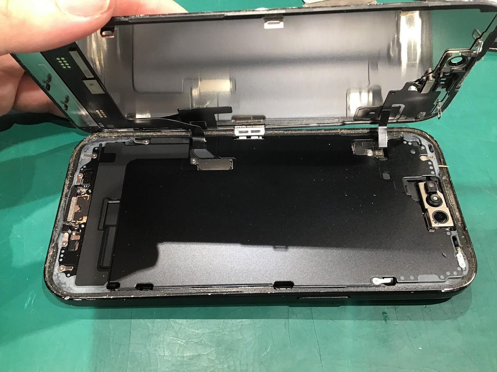 iPhone15の画面交換修理ならデータそのまま・即日修理のスマホ修理工房　丸井錦糸町店へ！